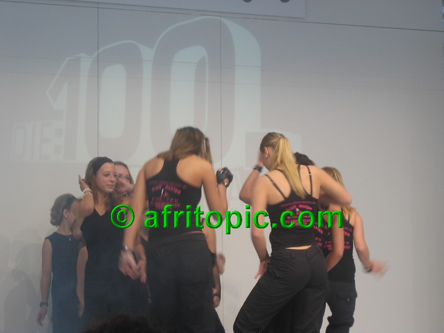 ../Images/Krefeld-Strssenmodenschau-2005 479.jpg